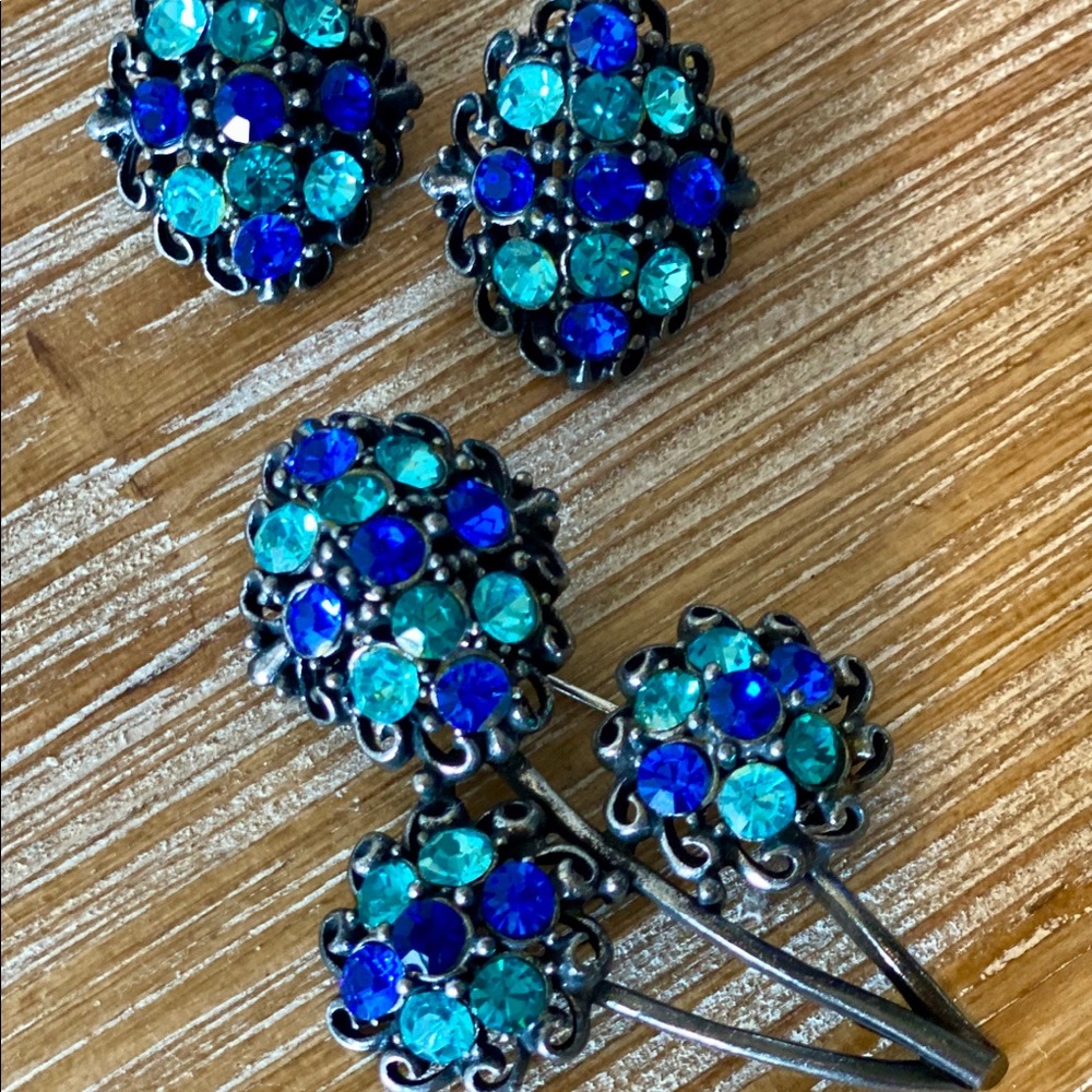 Vintage Hollycraft Brooch Set In Blues.